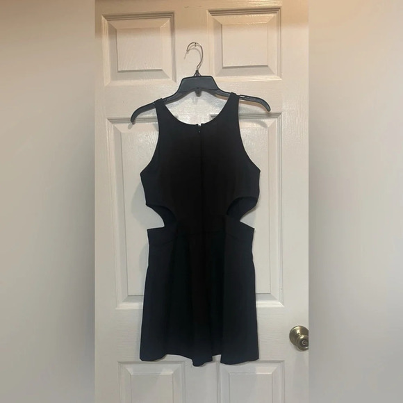 Red Saks Fifth Avenue black Romper with cutouts embellished neck Sz 6 - Picture 5 of 10